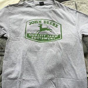 Men’s Size Large John Deere Grey T-shirt. Quality Farm Equipment. Green print.